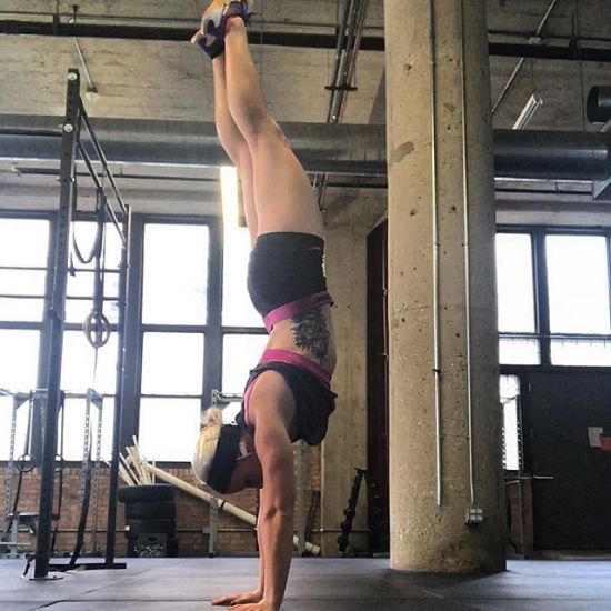 Your passion is connected to the place where you can be your most authentic self. ✨
•
•
#crossfit #handstand #powermonkeyfitness #niketraining #lululemon #lululemonchi #liontattoo #windycitylivin #windycitycrossfit #liveBIG #passion #resilience #dowhatyoulove #gymnasty #cfgymnastics #builtwithbecca