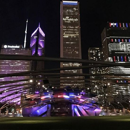 Chicago’s lights by @lorecarreno13  #chicago #windycitylivin #citylights #nightshot #nikon #travelphotography