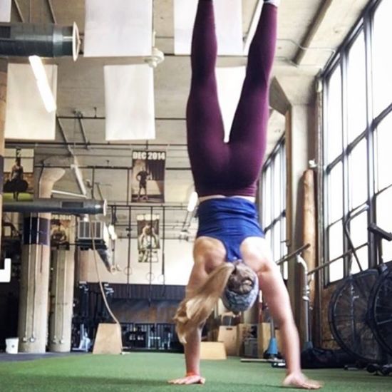 Next Open I’ll actually make it to this point in the workout... #handstandwalk #handstand #upsidedown #crossfit #LiveBig #WindyCityCrossfit #wcsc #athleta #lululemon #junkbrands #nikemetcon #gymastics #gymnasty #back #muscles #backmuscles #crossfitgirls